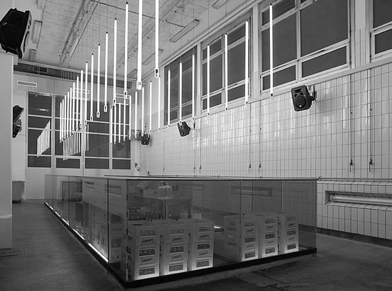 «Klangbar», audiovisuelle Installation im Klub Toni-Molkerei (2002). Foto: Arsène Saheurs