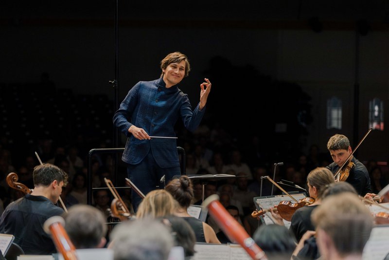 Aurel Dawidiuk, Gewinner des Neeme Järvi Prize, am Abschlusskonzert mit dem Gstaad Festival Orchestra im Rahmen der der Gstaad Conducting Academy 2023. Foto: Theresa Pewal