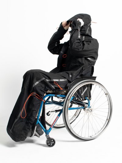 The lightweight, breathable and versatile «Para» rain cover is tailored to the needs of people in wheelchairs. © ZHdK.