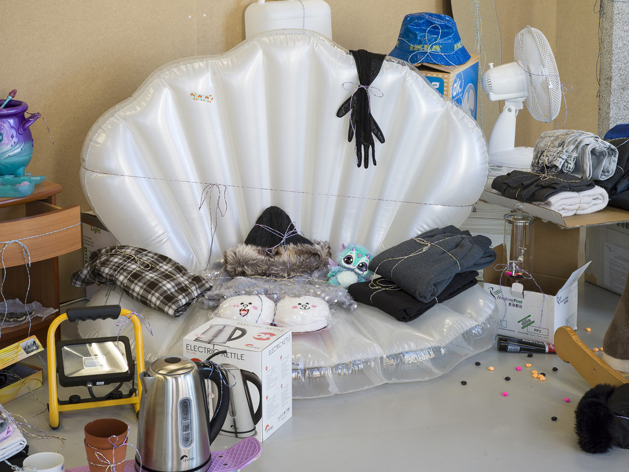 IT'S BEEN GOOD. (GRATIS) 2025 Installation und Performance, verschiedene Materialien Variable Dimensionen