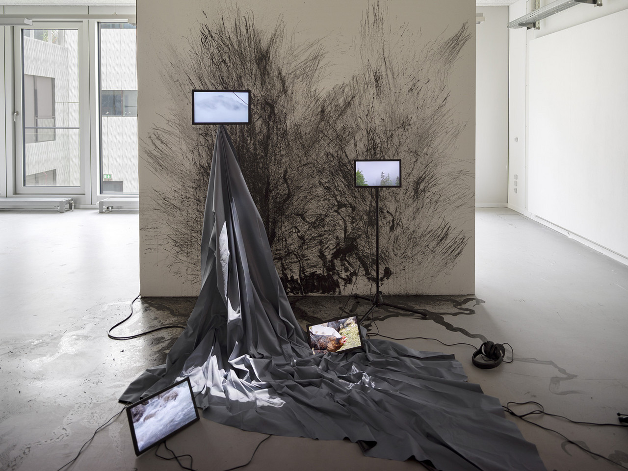 THE PURE MEMORY 2025 ​​​​​​​Multimedia-Installation, Lichtschutzvorhang, Tinte, Diffusor 300 x 150 × 300 cm