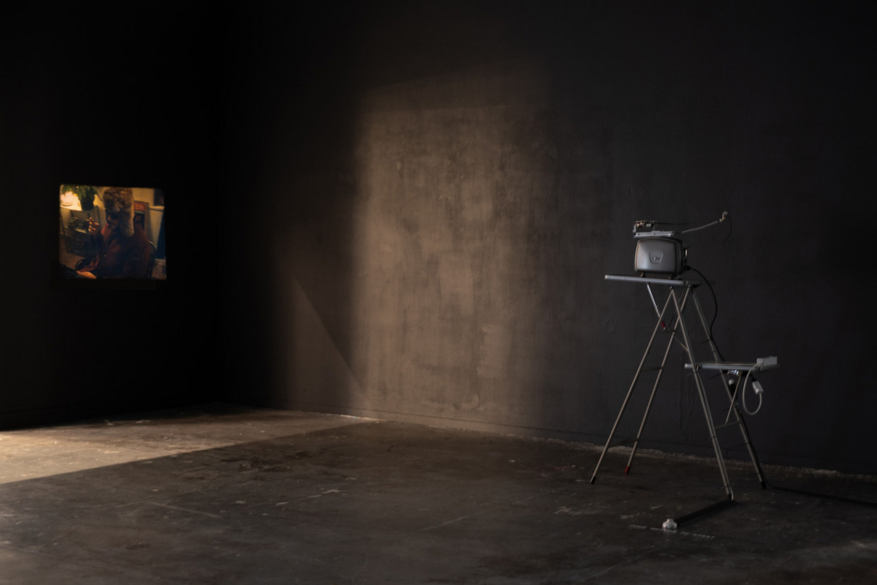 STILL LIVES 2025 Super 8 Filmloop, Bolex Projektor, Tisch, Fusspedal Grösse Variabel