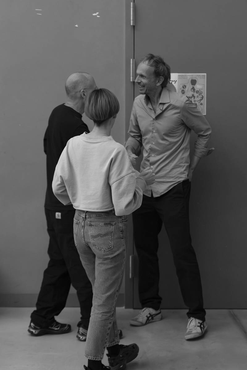 Maike Thies und Chris Salter sprechen mit Gast Julian Rosefeldt. © David Jäggi.