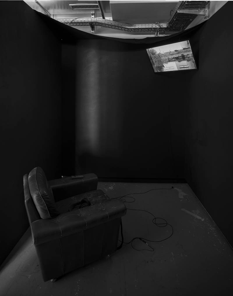 RITO DODICESIMO 2025 Bildschirm, DVD-Player, Armsessel, Ein-Kanal-Video-Projektion (Farbe, Ton) 12:50 min