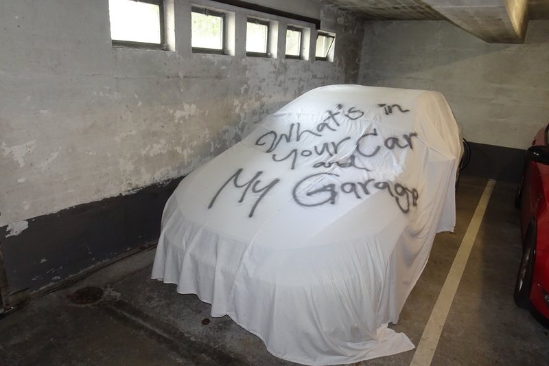 Das Diplomprojekt «What’s In Your Car And My Garage: politics in domestic space» aus dem Master Major Visual Communication.