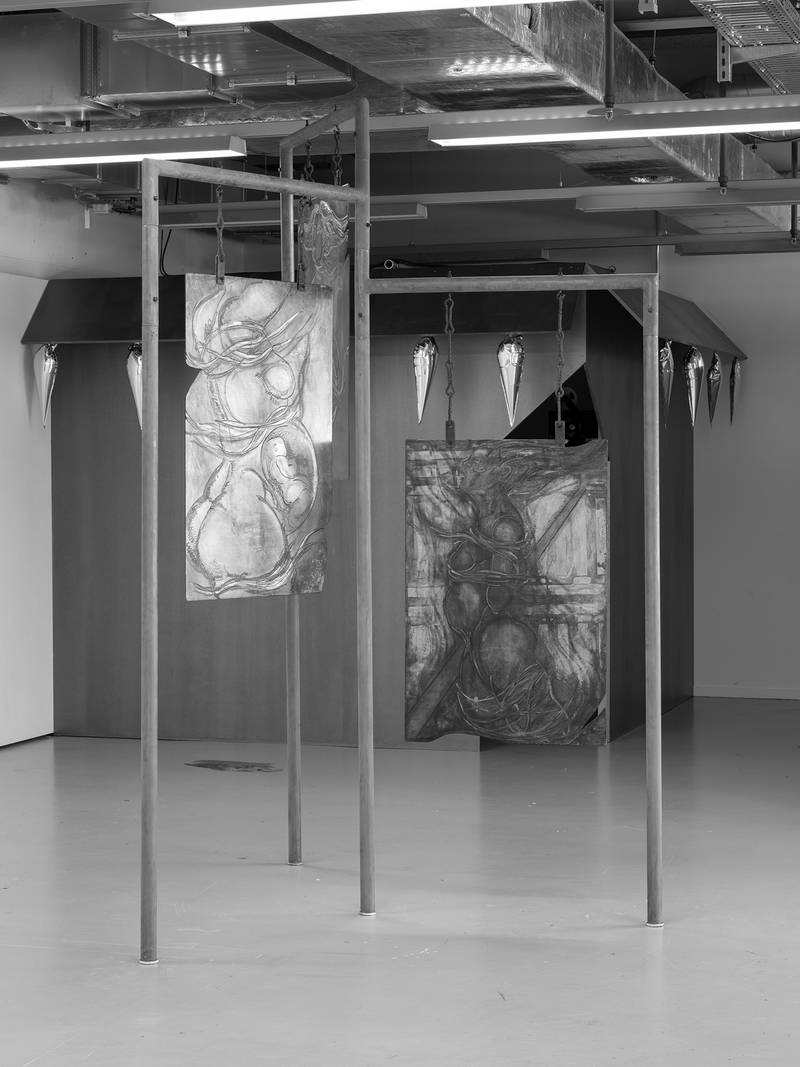 FEMTRAILS 2025 Gravierte und oxidierte Messingplatten, Stahlrohre, Stahlketten 270 × 200 x 200 cm