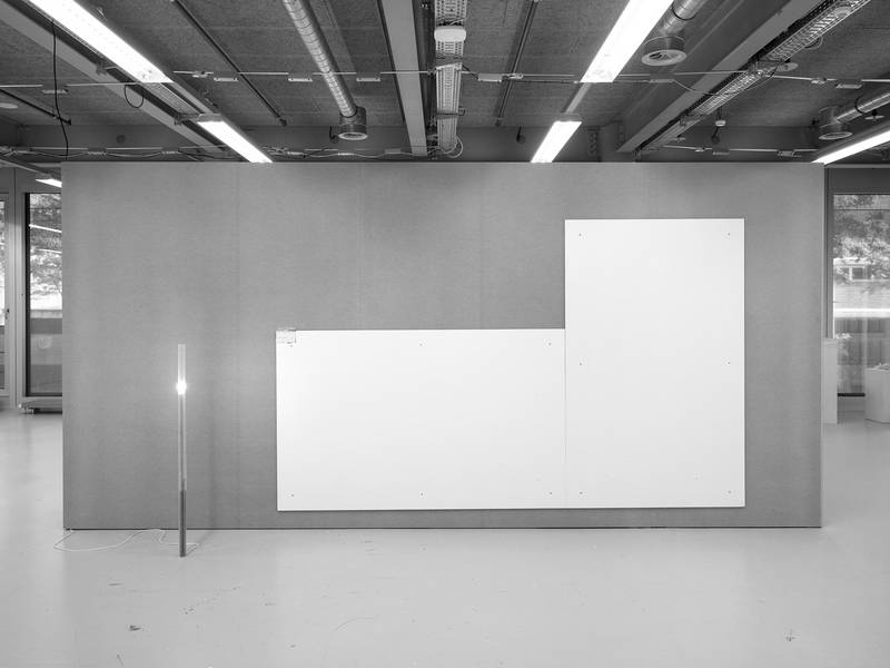 EMPIRE 2025 Lampe, Kunststoff, Metall 125 x 4 x 4 cm  UNTITLED 2025 Persönliche Recherche des Künstlers, ursprünglich angefordert in Raum 300 der New York Public Library, Aluminiumplatten 190 x 310 cm