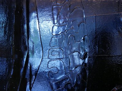 Auf ihrem Gemälde «Kapsalon Wonder» arbeitet Ellen Gallagher die historischen Verflechtungen von Industrie, Kolonialismus und Gestaltung in der globalen Moderne durch. Detailaufnahme, Lackfarben, Gummi, Tinte und Papier auf Leinwand, 2015. Courtesy Hauser & Wirth; installation shot Johann Jacobs Museum, Zürich 2019. Foto: © Geneviève Frisson