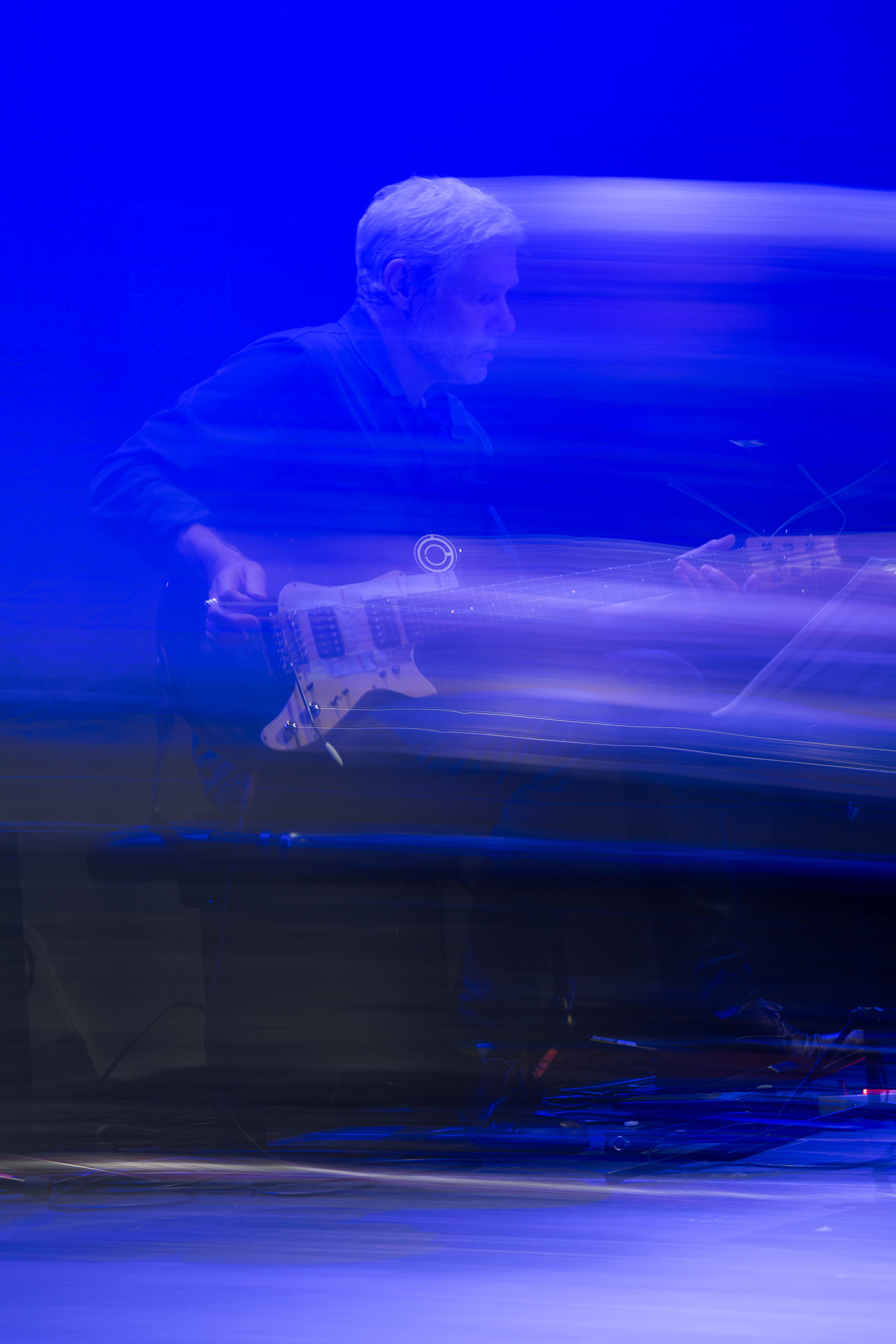 Mats Scheidegger (E-Gitarre) spielt «Partita E, I. Shift & II. Freeze» von Germán Toro-Pérez am ICST Jubiläumskonzert. Foto: Guillaume Musset