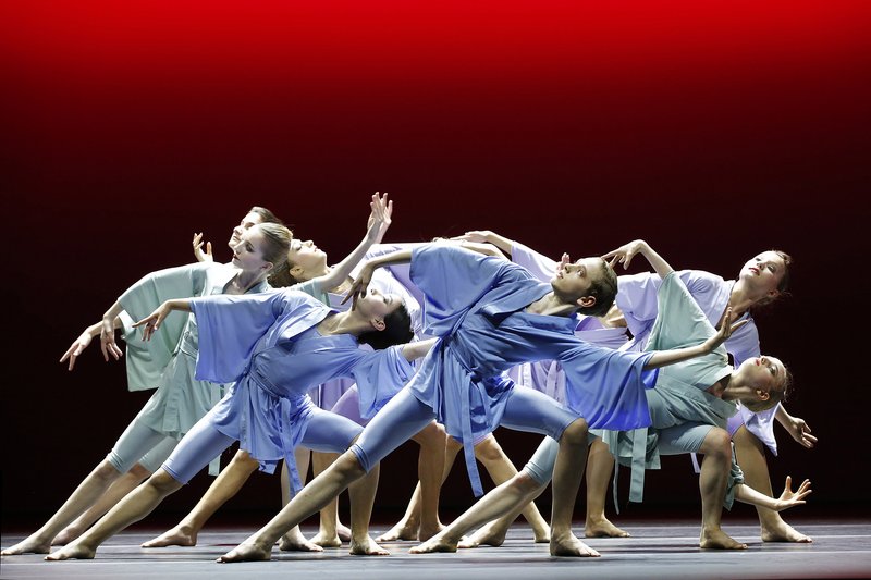 Foto von der Premiere der Vorstellung «Curtain Up» 2024 mit Tänzerinnen auf der Bühne