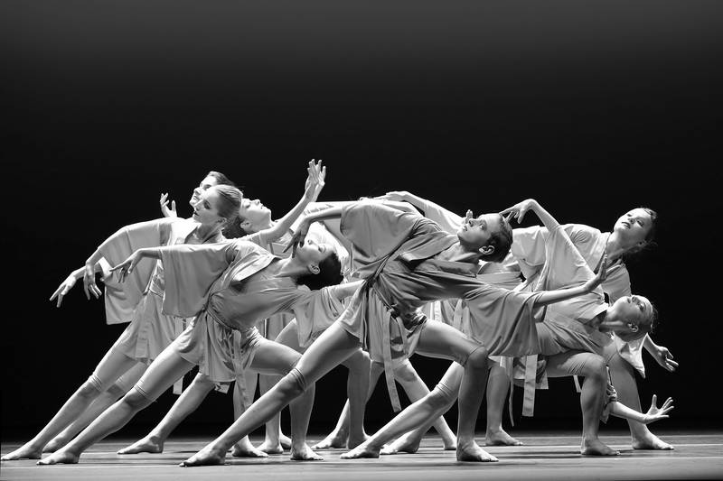 Foto von der Premiere der Vorstellung «Curtain Up» 2024 mit Tänzerinnen auf der Bühne