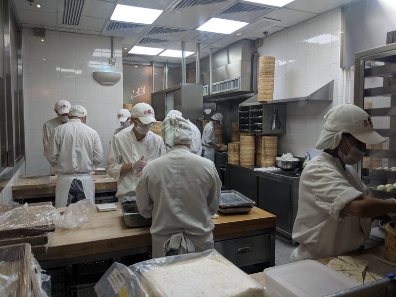 Blick in die Küche des Restaurants Din Tai Fung G3-11, 68 Yee Wo St., Causeway Bay, Hongkong