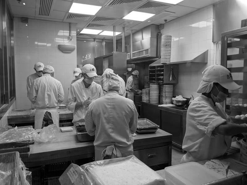 Blick in die Küche des Restaurants Din Tai Fung G3-11, 68 Yee Wo St., Causeway Bay, Hongkong