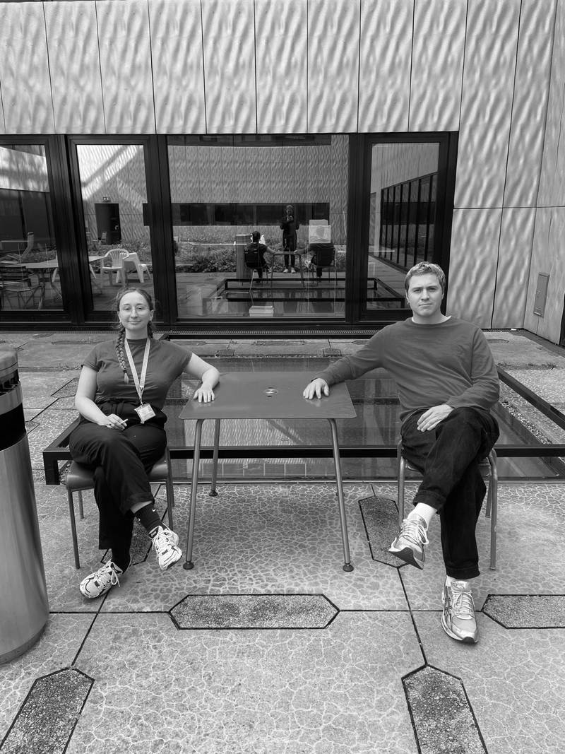Mann und Frau an Pult