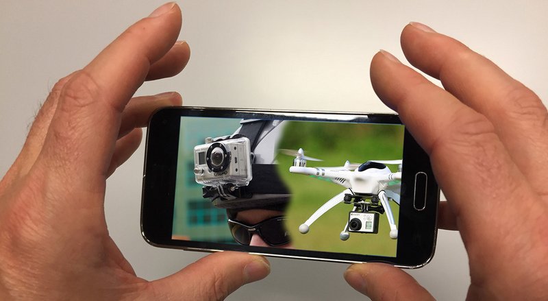 Bild: Zwei Hände halten ein Smartphone