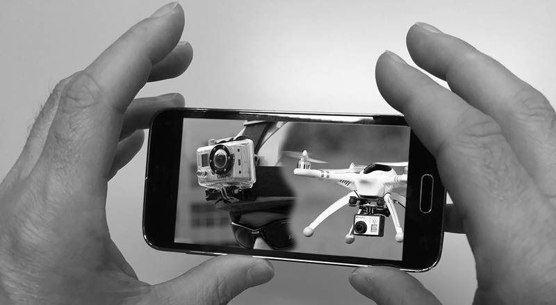 Bild: Zwei Hände halten ein Smartphone