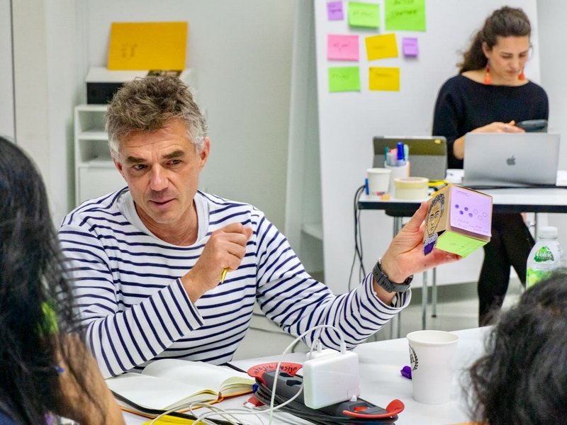 Unterrichtsszene im Rahmen der Weiterbildung CAS Facilitating Innovation an der ZHdK