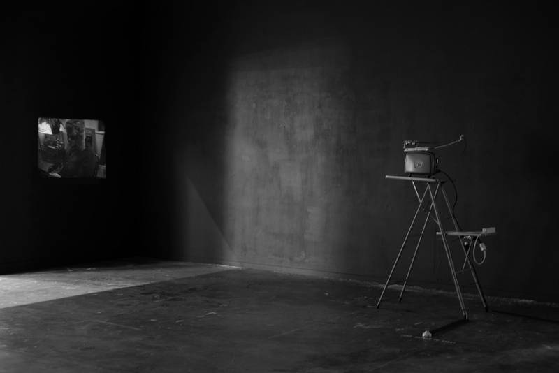 STILL LIVES 2025 Super 8 Filmloop, Bolex Projektor, Tisch, Fusspedal Grösse Variabel