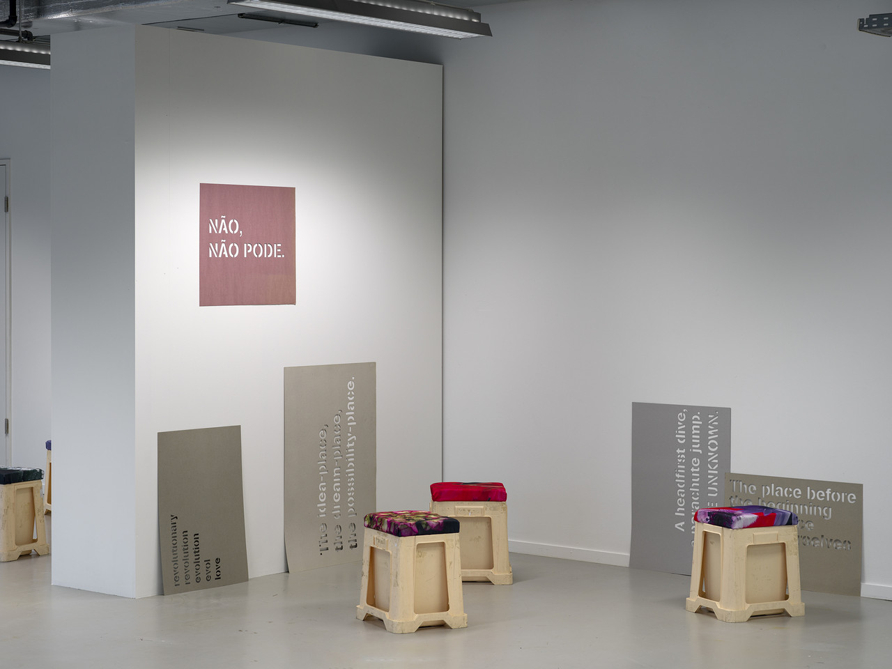 AS PALAVRAS SÃO COMO PEDRAS ARREMESSADAS AOS OUTROS/WORDS ARE LIKE STONES THROWN AT OTHERS 2024 Installation, Stoff, Dutch flower bucket, Karton Variable Grössen