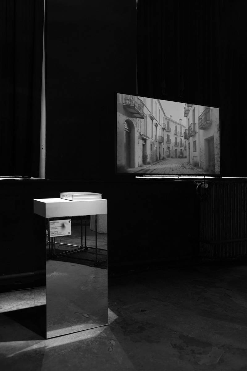 Links ein Podest mit Buch, rechts ein Screen mit Film.