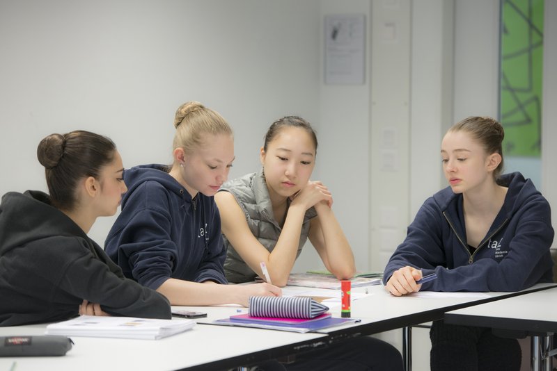 Foto: tAZ-Studierende im Unterrichtszimmer