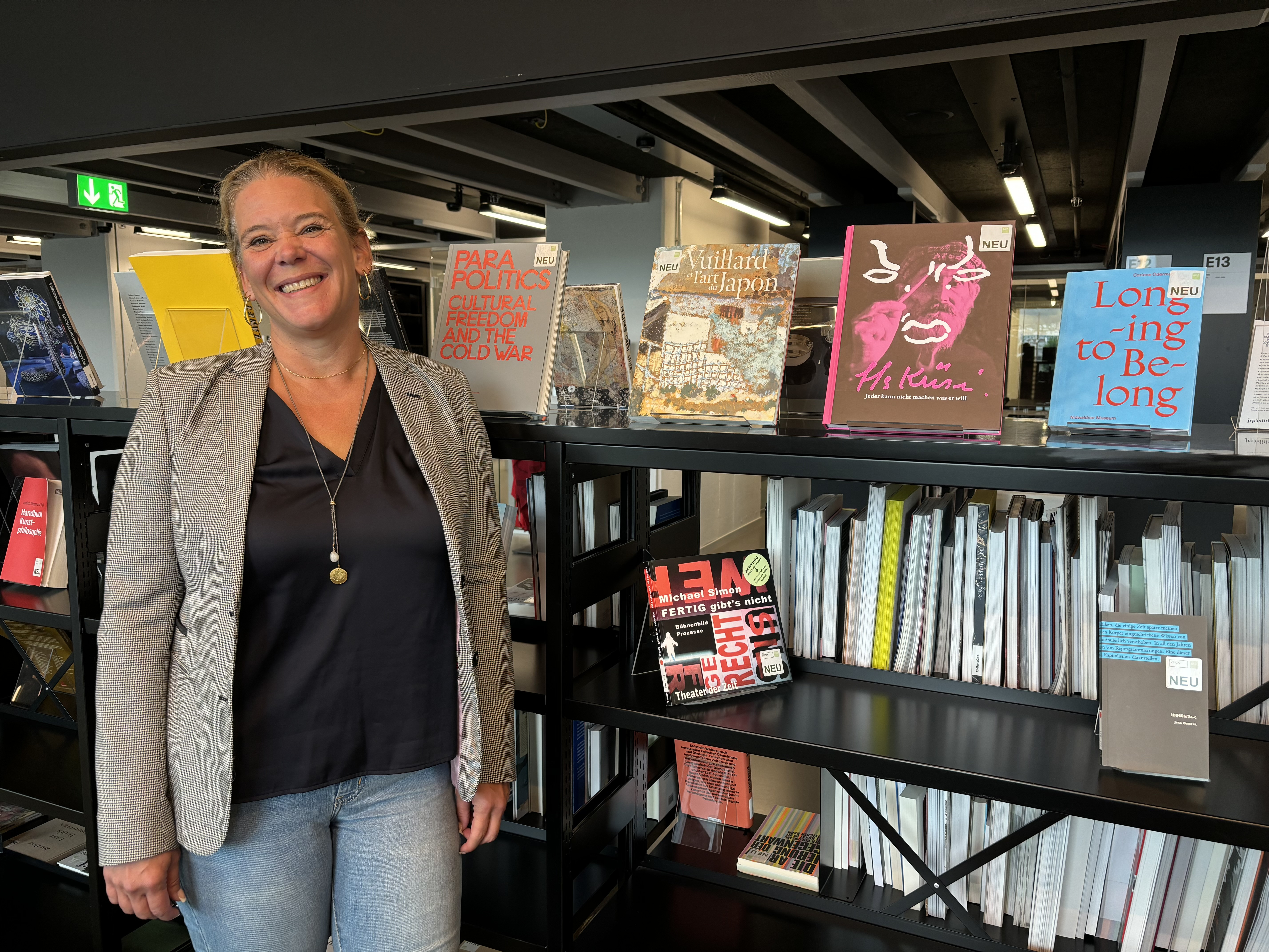 Frau in Bibliothek