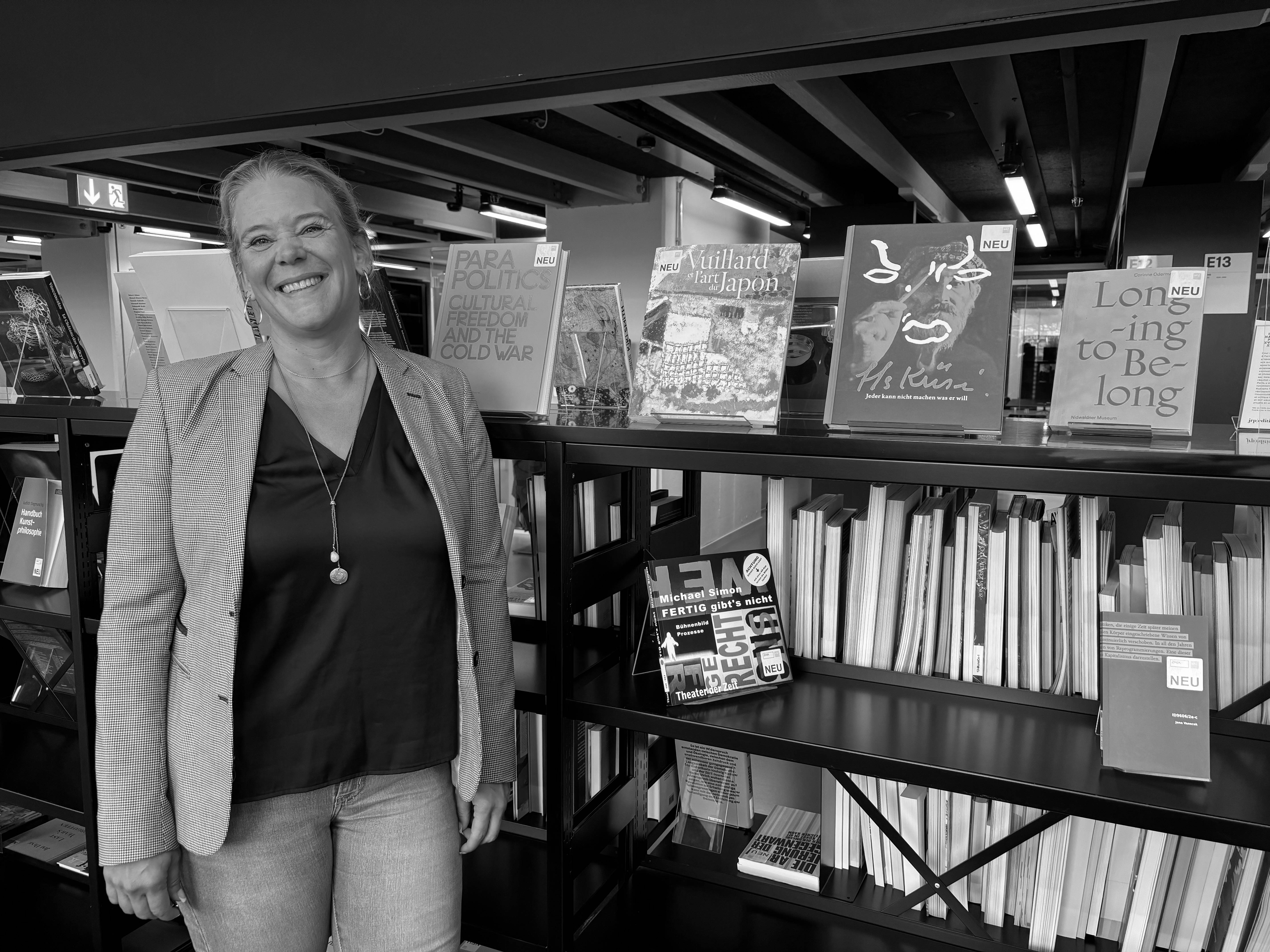 Frau in Bibliothek