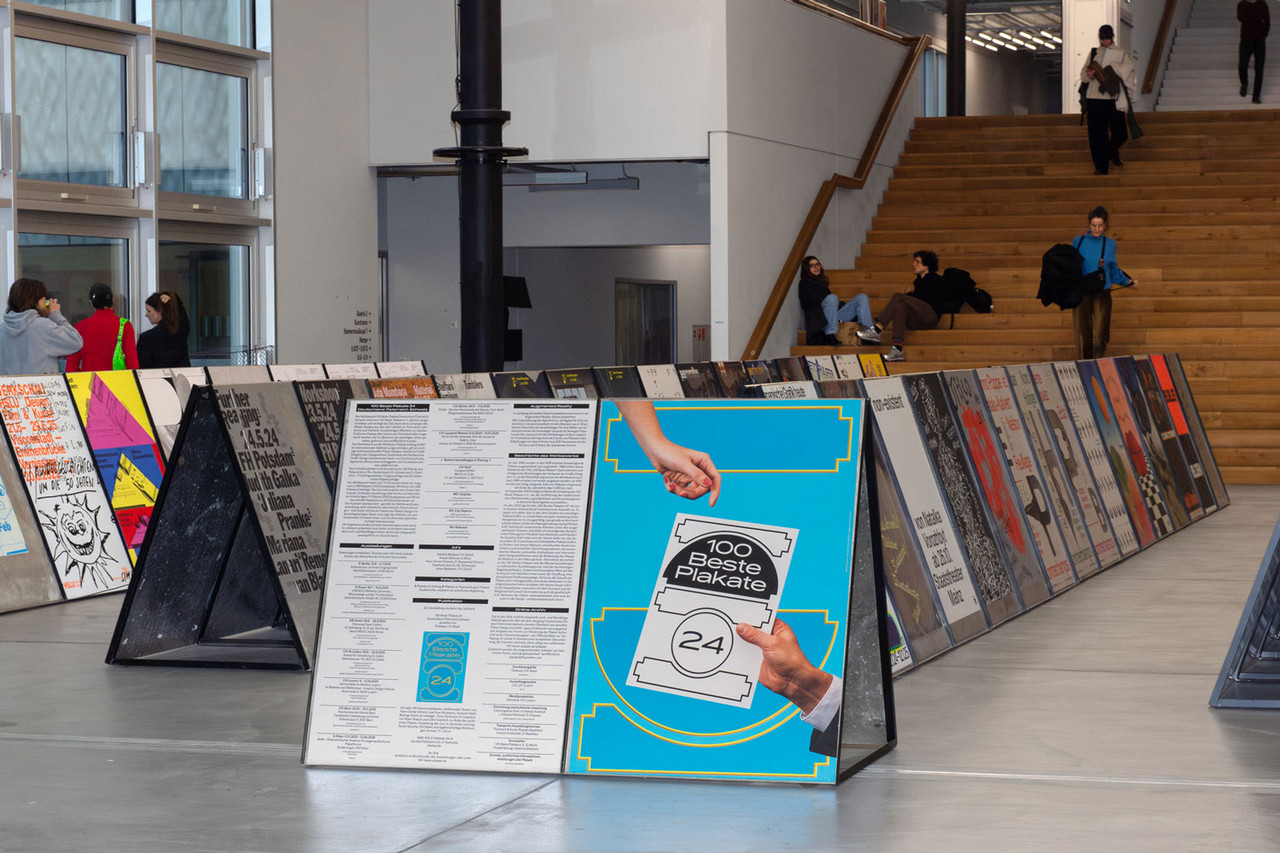 Ausstellung «100 beste Plakate 24» an der ZHdK. Foto: Guillaume Musset. © ZHdK.