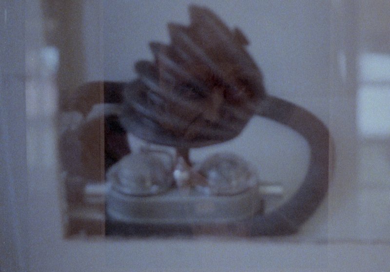 Filmstill aus Letters to Doctor L, Laurence Favre (2019). In dieser Installation adressieren fünf Bewohner der ehemaligen Schweizer Missionsregion in Südafrika einen Brief an einen Missionar aus dem 19. Jahrhundert in Form von Audio-Zeitkapseln, die in die Vergangenheit geschickt werden und einen spekulativen Dialog mit den Tagebüchern/Erinnerungen des Predigers herstellen.