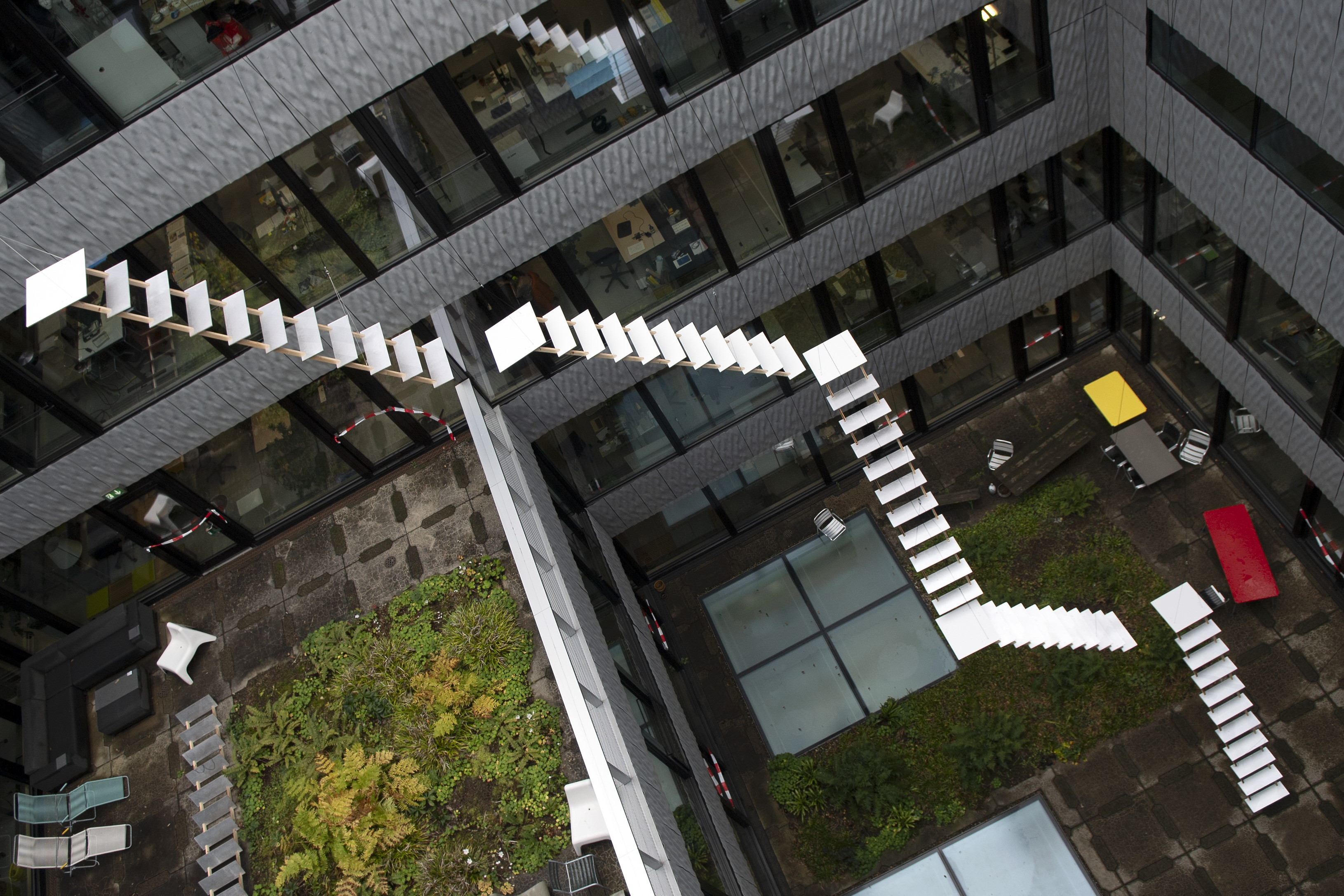 [Translate to English:] Lichthofinstallation Bachelor Art Education, Foto: Guillaume Musset