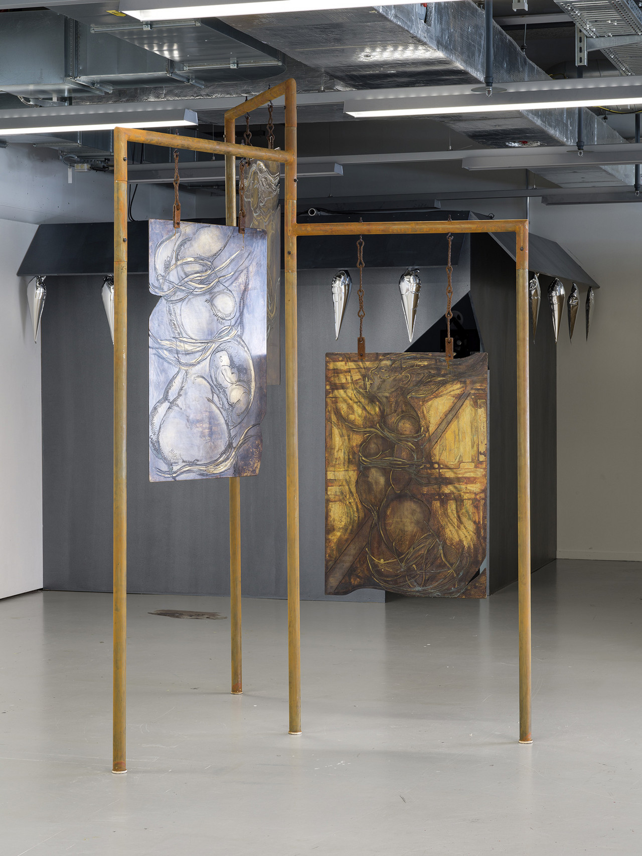 FEMTRAILS 2025 Gravierte und oxidierte Messingplatten, Stahlrohre, Stahlketten 270 × 200 x 200 cm