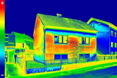 Thermoaufnahmen wie diese geben oft den Anstoss für Renovierungsarbeiten. Das Forschungsprojekt „Renovating buildings, yes! But how?“ trägt dazu bei, dass der Wandel hin zu klimasicheren Schweizer Gebäuden gelingt. Foto: Shutterstock