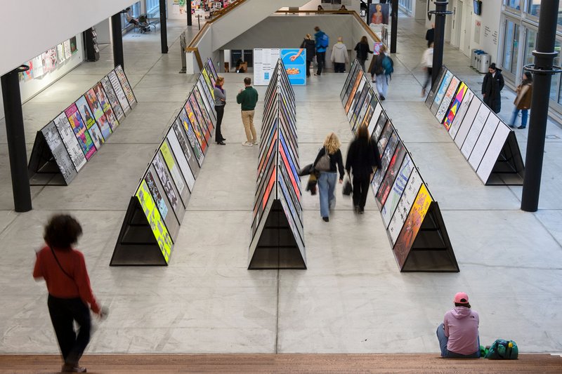 Ausstellung «100 beste Plakate 24» an der ZHdK. Foto: Guillaume Musset. © ZHdK.