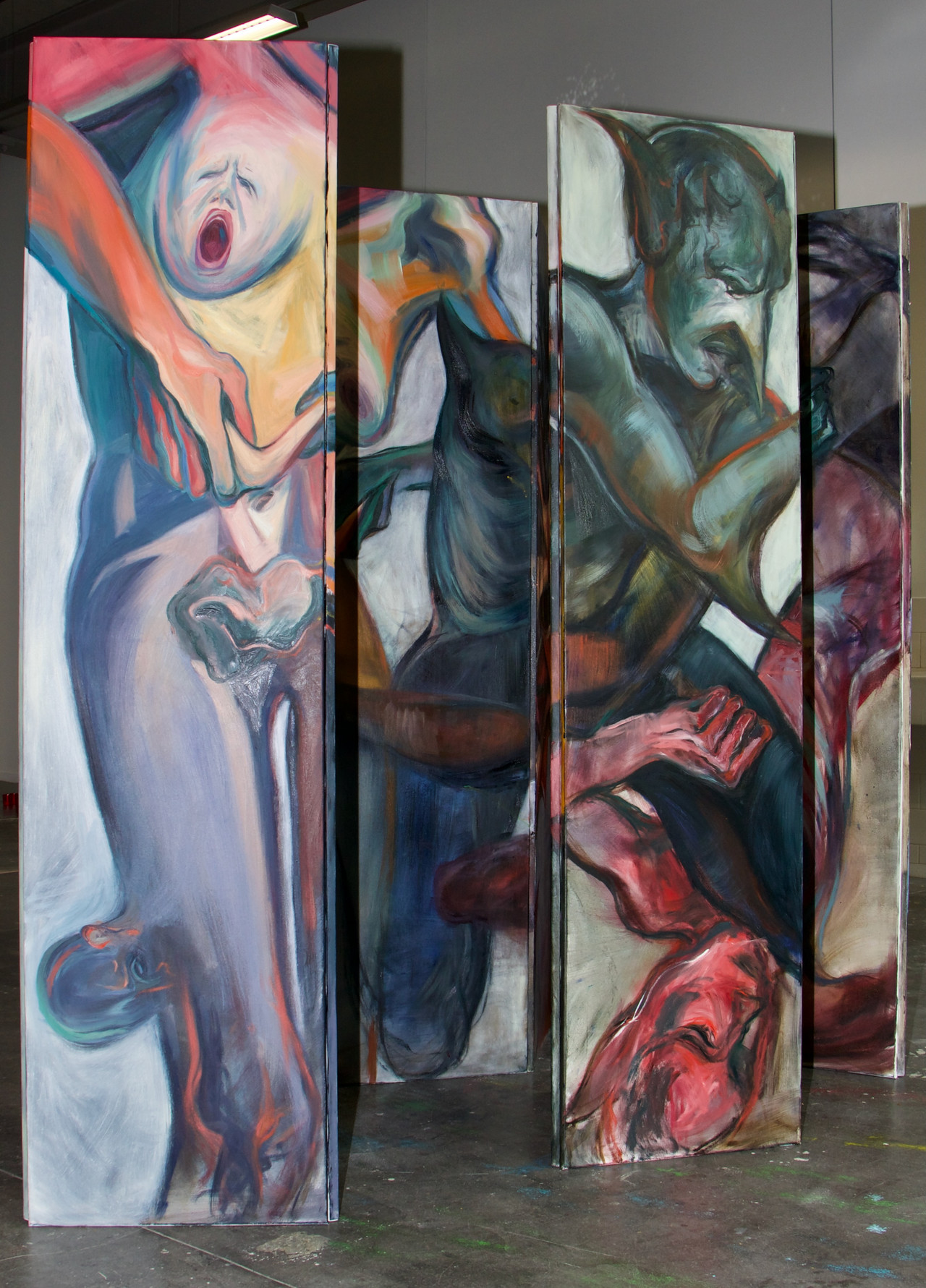 EGO-HARPIENKRIEG  – ICH VERGEBE UNS – ICH BIN RAUS 2025 Installation 20 Leinwände (200 × 50 cm) formen 6 Figuren (aus bestimmten Distanzen und Blickwinkeln erscheinen 4 verborgene Motive)