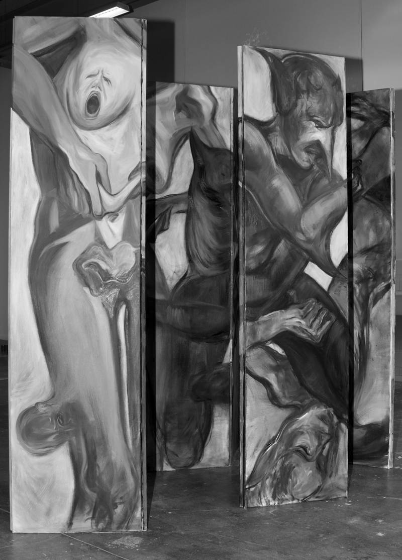 EGO-HARPIENKRIEG  – ICH VERGEBE UNS – ICH BIN RAUS 2025 Installation 20 Leinwände (200 × 50 cm) formen 6 Figuren (aus bestimmten Distanzen und Blickwinkeln erscheinen 4 verborgene Motive)