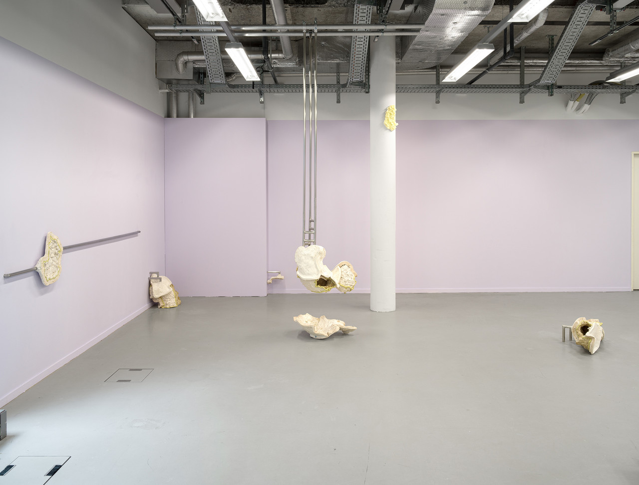 Mold Logic: A Rough Approximation of Self, 2026 Ton, Stroh, Sumpfkalk, Silikon, Gips, Aluminiumrohr, Grösse variabel