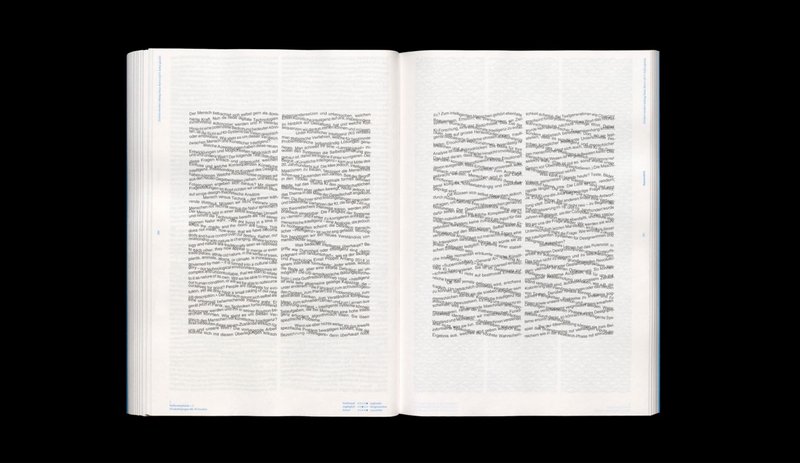 Aufgeschlagenes Buch. Der Schriftsatz zeigt diagonale Muster.