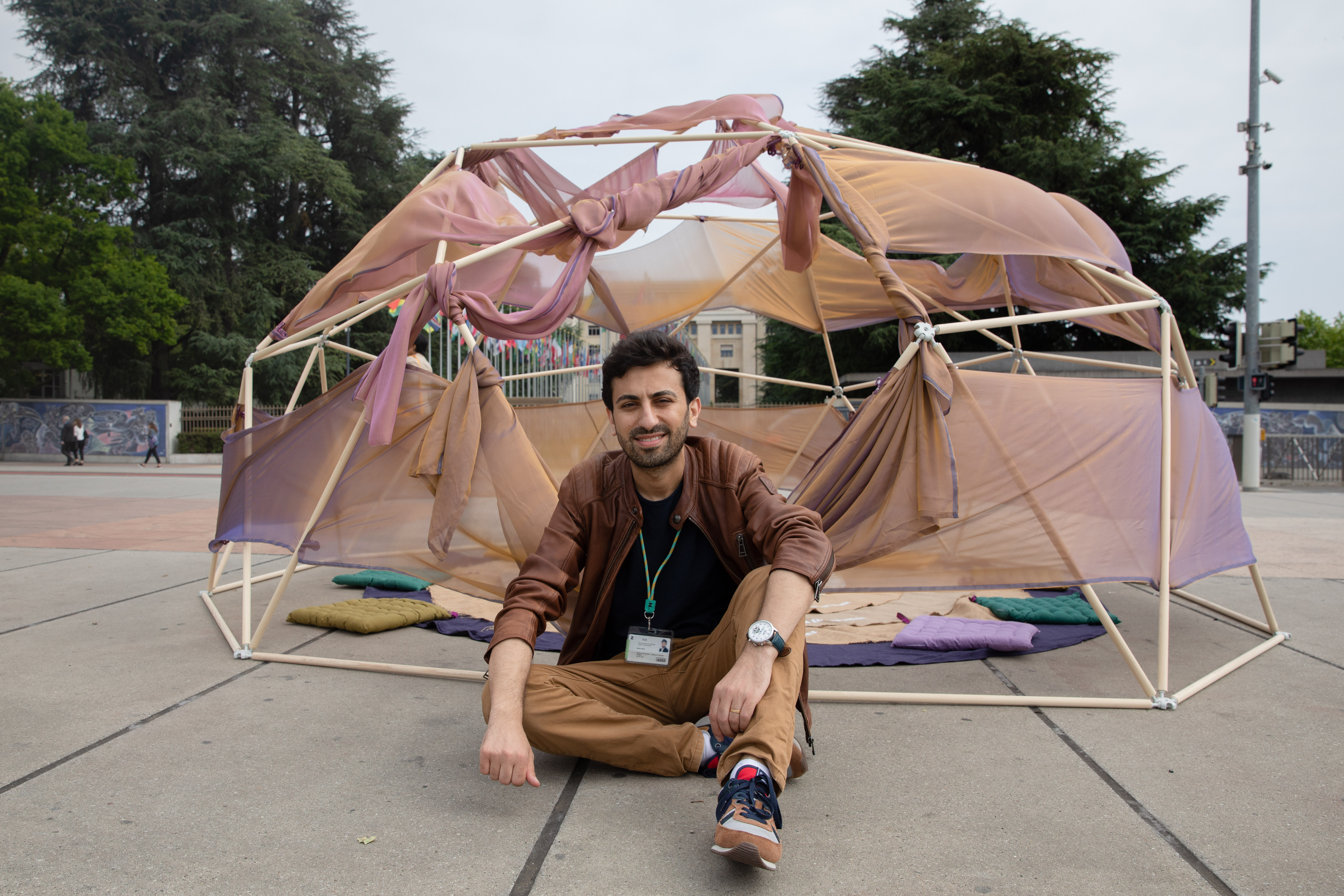 Foto: Maher Akraa und sein Dialogue Tent vor dem UNO-Hauptsitz in Genf. Foto: Maher Akraa