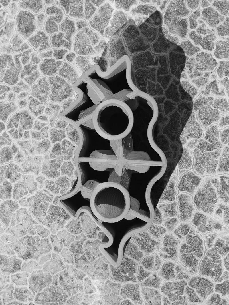 Ziegelstein von oben. Man erkennt die einzelnen Kammern und Trennwände.