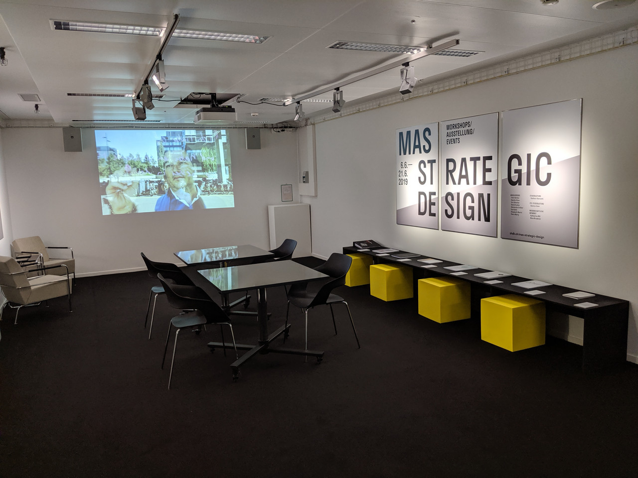 Blick in den MAS Strategic Design Ausstellungsraum 5.D01. Die Ausstellung ist täglich von 12:00-20:00 geöffnet.