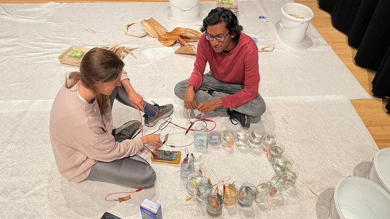 Foto: Stefanie Knobel und Samrat Banerjee bei einem Experiment