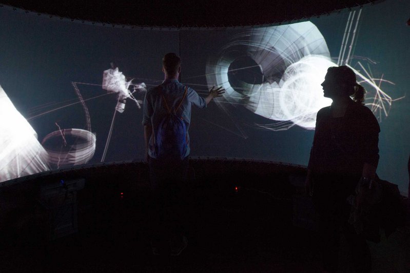 Welche Wege nehmen die Schwärme im Werk «Trails»? Im Immersive Lab können Besucherinnen das beeinflussen. Trails. Foto: © ZHdK