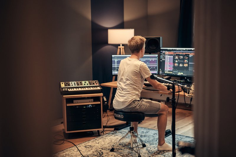 Leo Brennauer in his self-built sound/film studio (zVg)