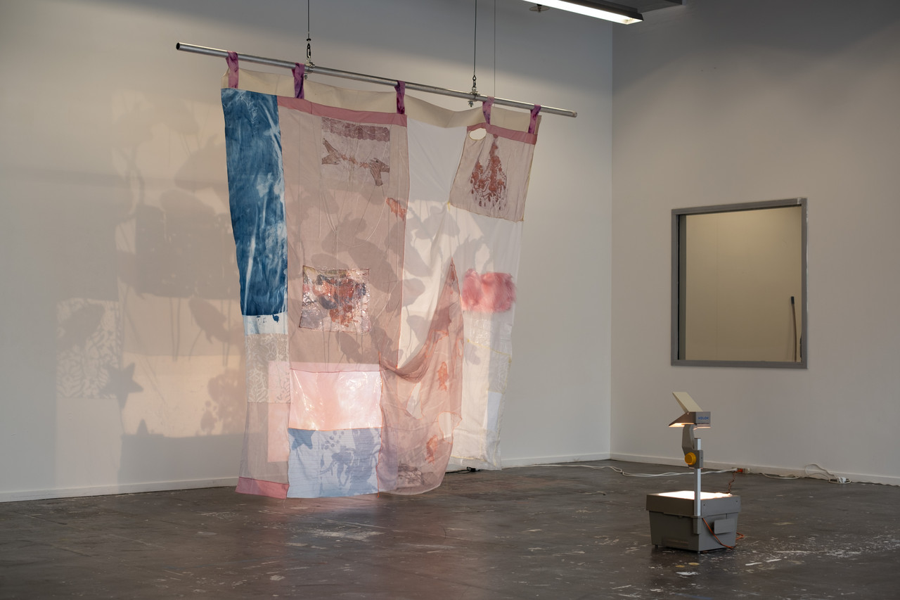 I'VE GOT INSOMNIA AND SHE'S A QUEEN SHE LIKES TO GO OUT DANCING UNDER THE SHEETS 2025 Mixed Media Textil  mit HD-Video, Loop 06’36’’ Variable Grösse