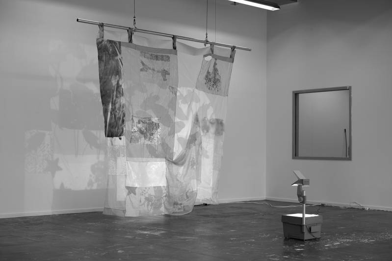 I'VE GOT INSOMNIA AND SHE'S A QUEEN SHE LIKES TO GO OUT DANCING UNDER THE SHEETS 2025 Mixed Media Textil  mit HD-Video, Loop 06’36’’ Variable Grösse