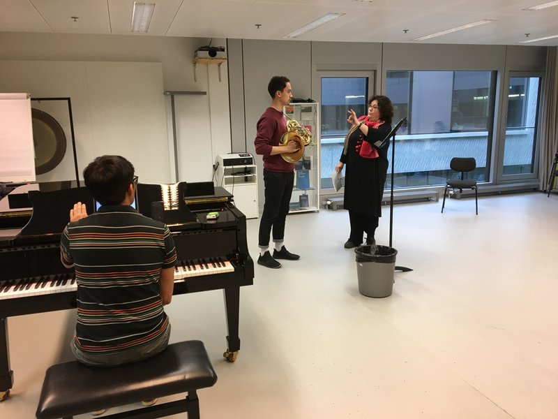 Prof. Erja Joukamo-Ampuja unterrichtet anlässlich ihres Besuches in Zürich an der ZHdK die Studierenden aus den Hornklassen. Foto: Mischa Greull