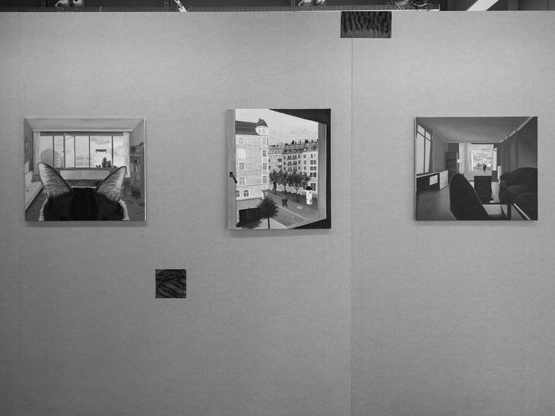 THE CONTACT ZONE 2025 Öl auf Leinwand 60 × 70 cm  GÖZÜ YOLLARDA KALMAL (HAVE BEEN WAITING FOR A LONG TIME/EYES ON THE ROAD) 2025 Öl auf Leinwand 60 × 70 cm  FAKE IT TILL YOU HATE IT 2024 Öl auf Leinwand 60 x 70 cm  THE SENSORY BOND 2025 Weiche Pastellkreide auf Papier 28 x 24 cm, 28.5 x 15.5 cm, 17.5 x 17.5 cm (dreiteilig)