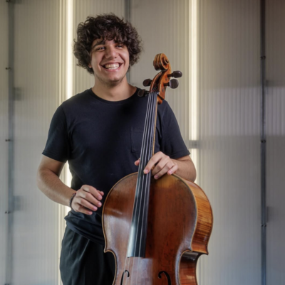 Bernardo mit Instrument
