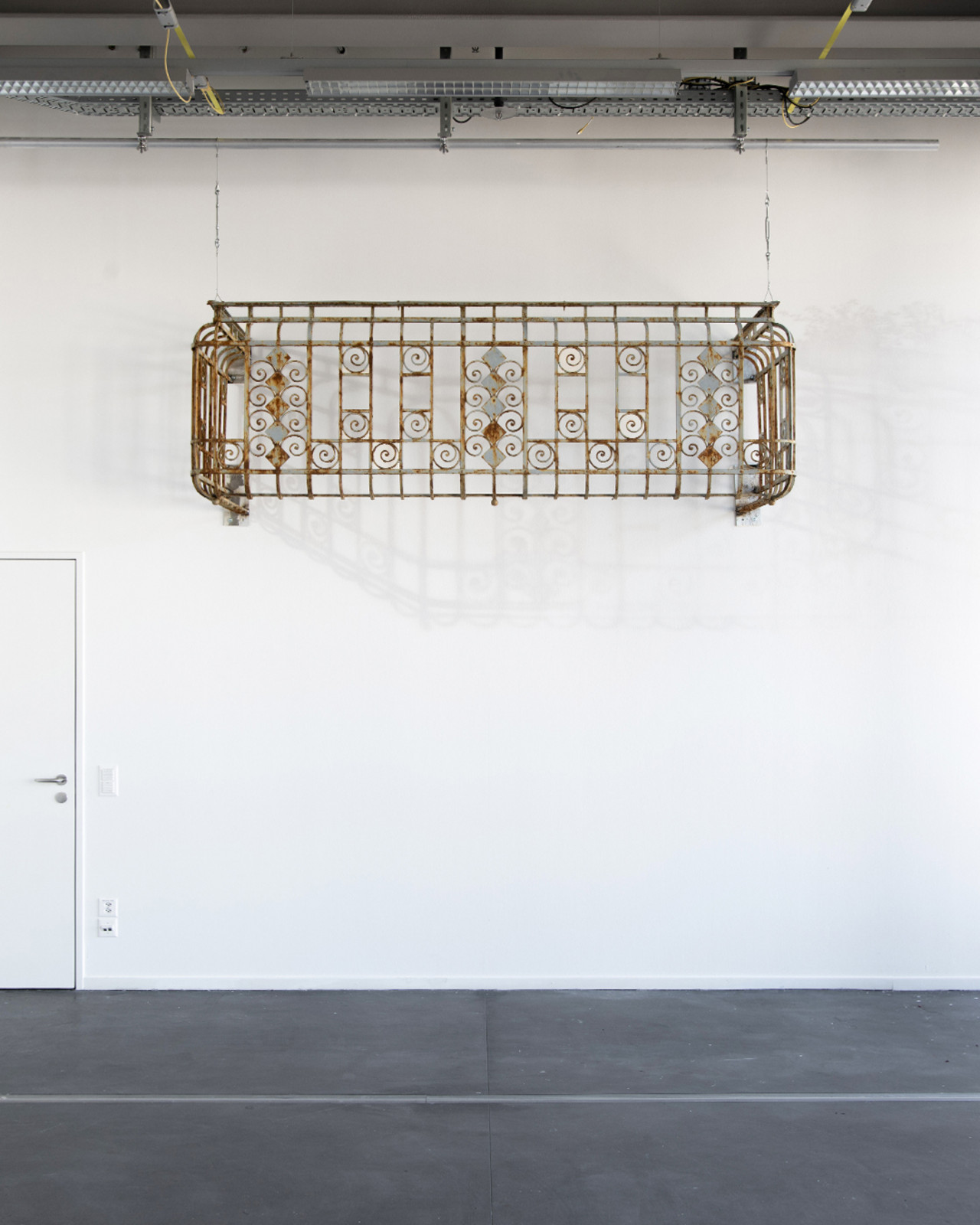 IF I LEAVE, LEAVE IT OPEN 2025 Balkongeländer, Acrylfarbe, Metall