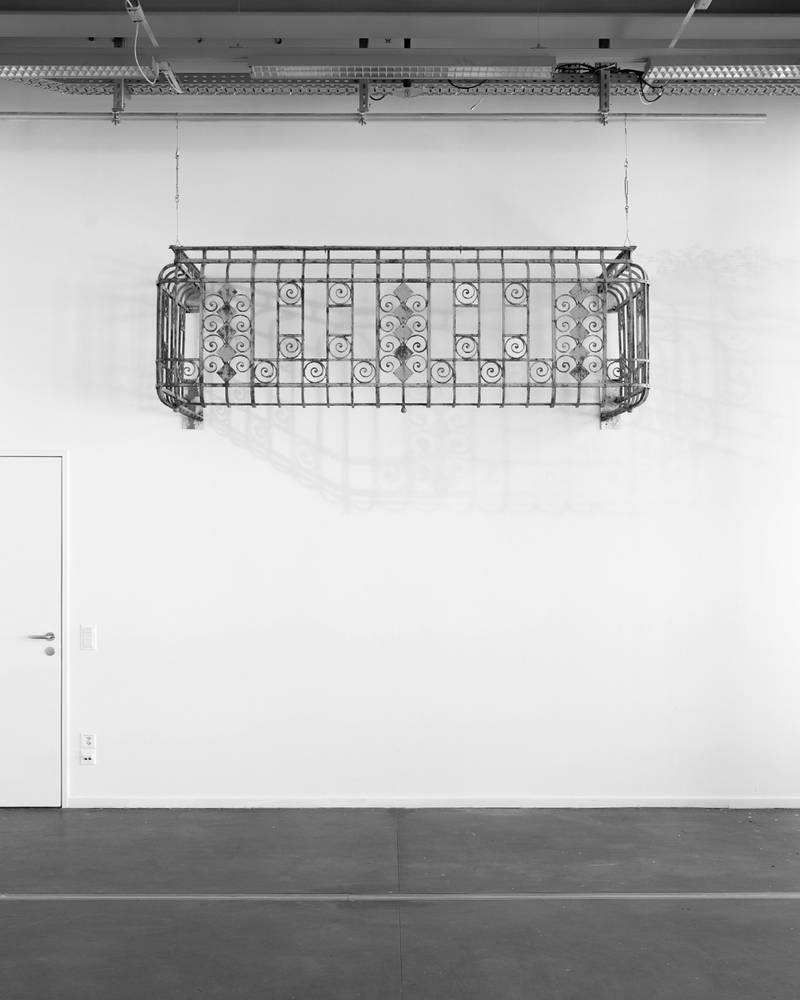 IF I LEAVE, LEAVE IT OPEN 2025 Balkongeländer, Acrylfarbe, Metall